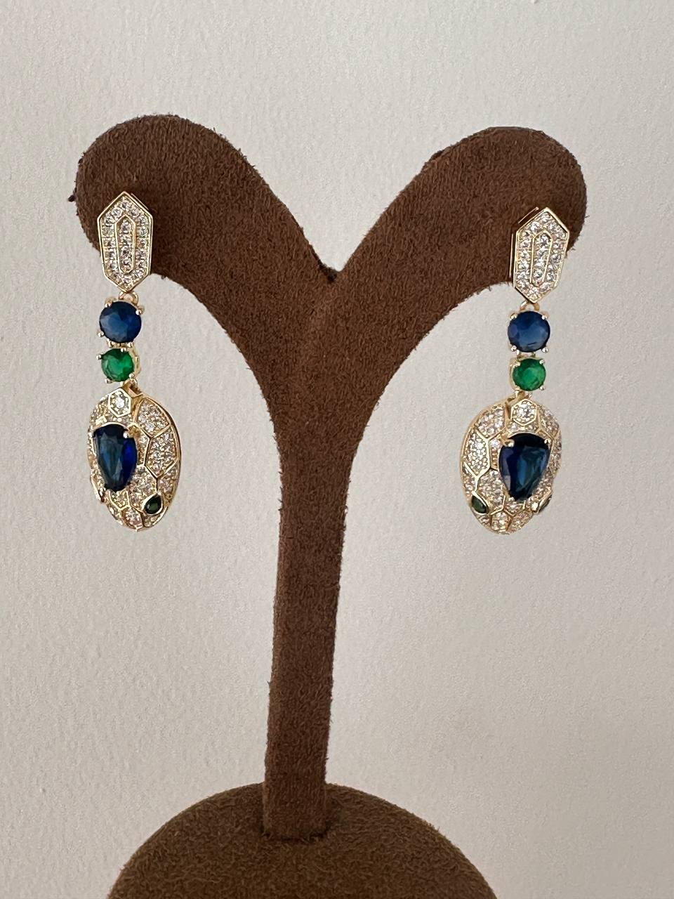 Vip Seri Gold Renk 925 K Gümüş Kaplama Zirkon Yeşil ve Mavi Taşlı Sallantılı Vintage Özel Tasarım Küpe Uzunluk 4 cm.