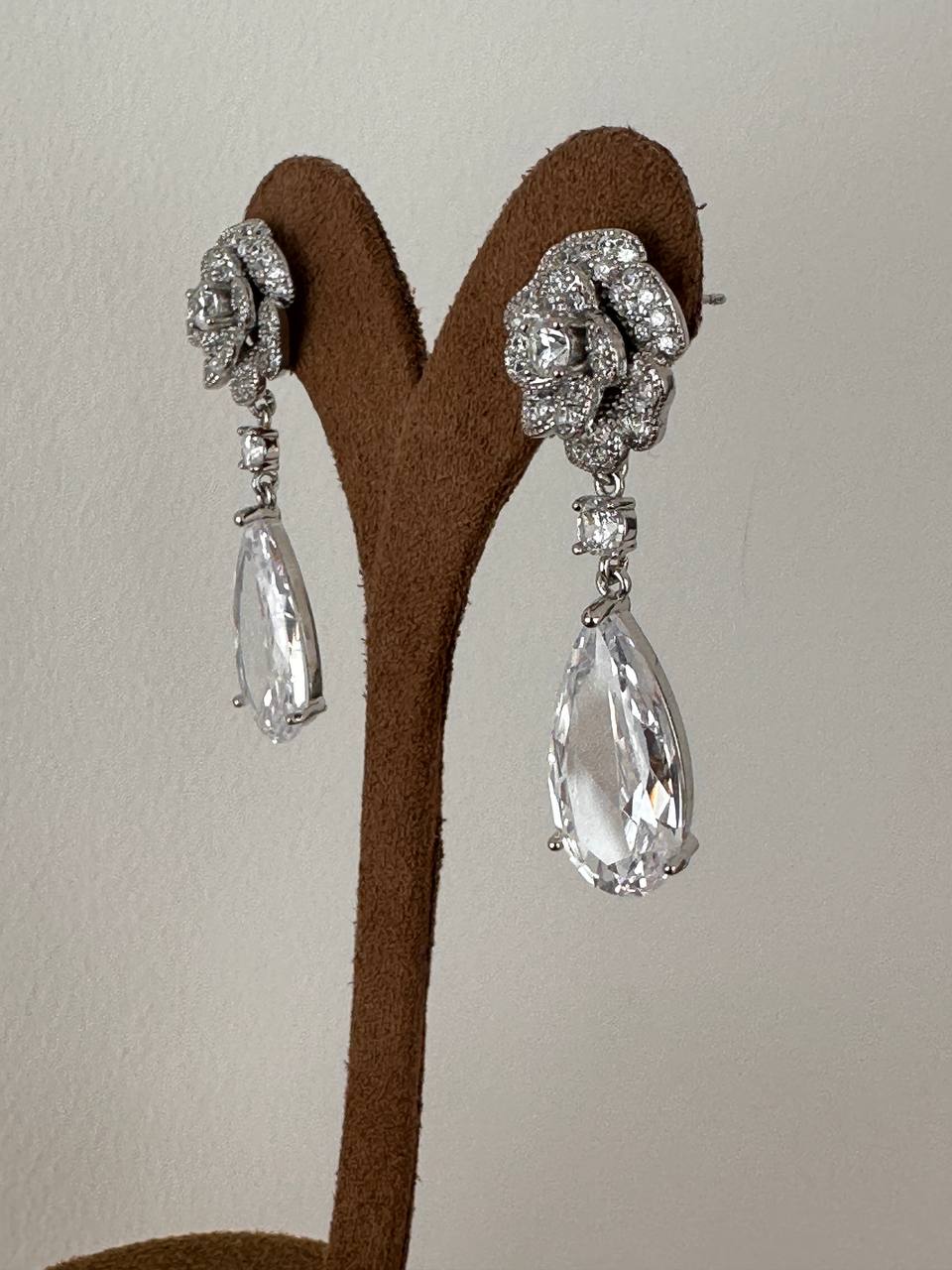 Vip Seri Gümüş Renk 925 K Gümüş Kaplama Zirkon Damla Taş Sallantılı Çiçek Figürlü Özel Tasarım Küpe Uzunluk 4 cm.