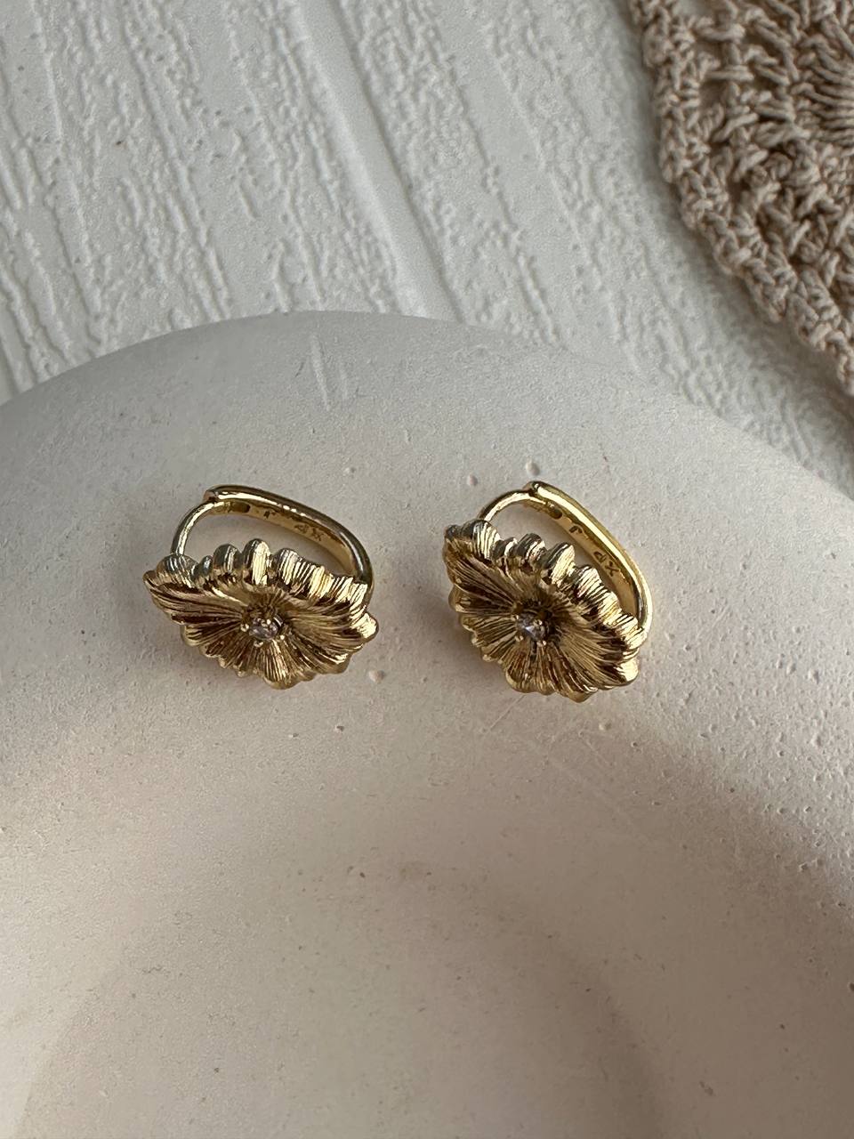 Vip Çelik Gold Renk Zirkon Taşlı Yaprak Figürlü Oval Halka Küpe Genişlik 1,3 cm.