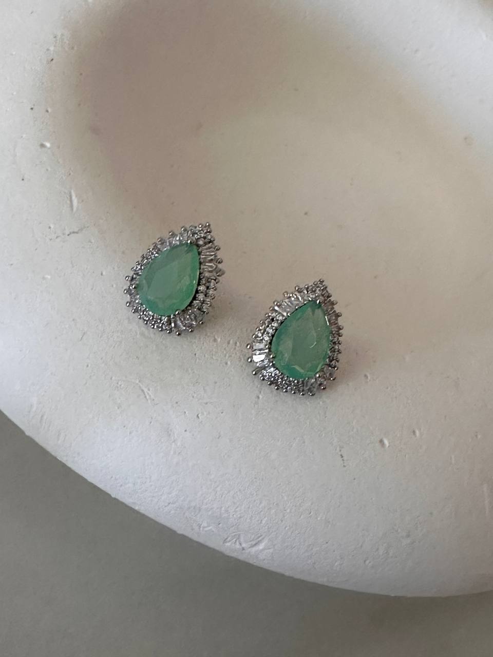 Vip Seri Gümüş Renk 925 K Gümüş Kaplama Zirkon Yeşil Damla Taşlı Küpe Genişlik 1 cm. Uzunluk 1,5 cm.