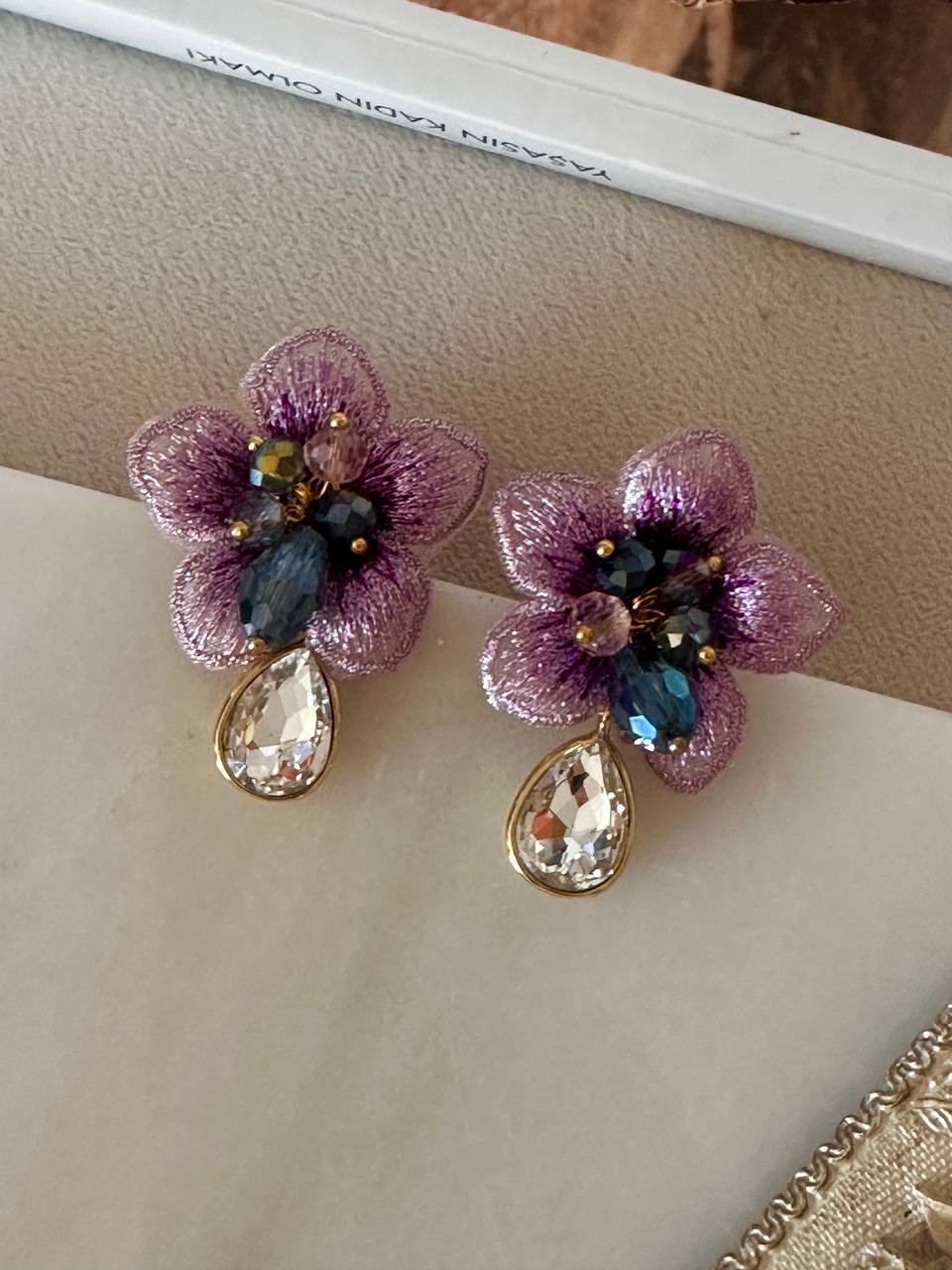 Vip Seri Gold Renk Rodyum Kaplama Renkli Kristal Taşlı Çiçek Figürlü Tasarım Küpe Genişlik 3 cm. Uzunluk 4 cm.