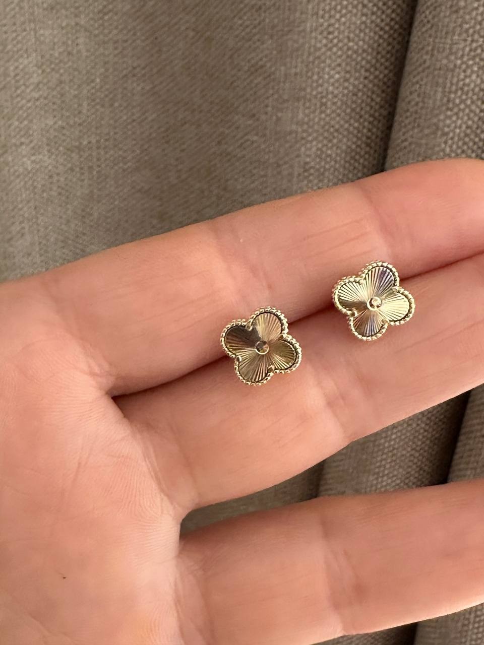 Vip Seri Gold Renk Rodyum Kaplama Yonca Figürlü Küpe Genişlik 1 cm.