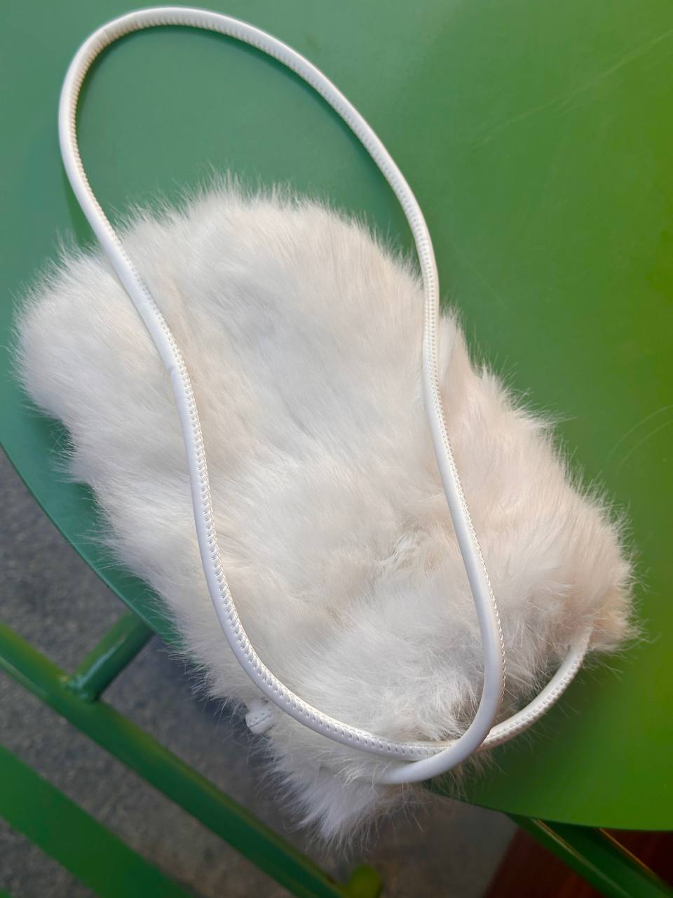 Krem Rengi Suni Kürk Çanta Genişlik 17 cm. Uzunluk 25 cm.