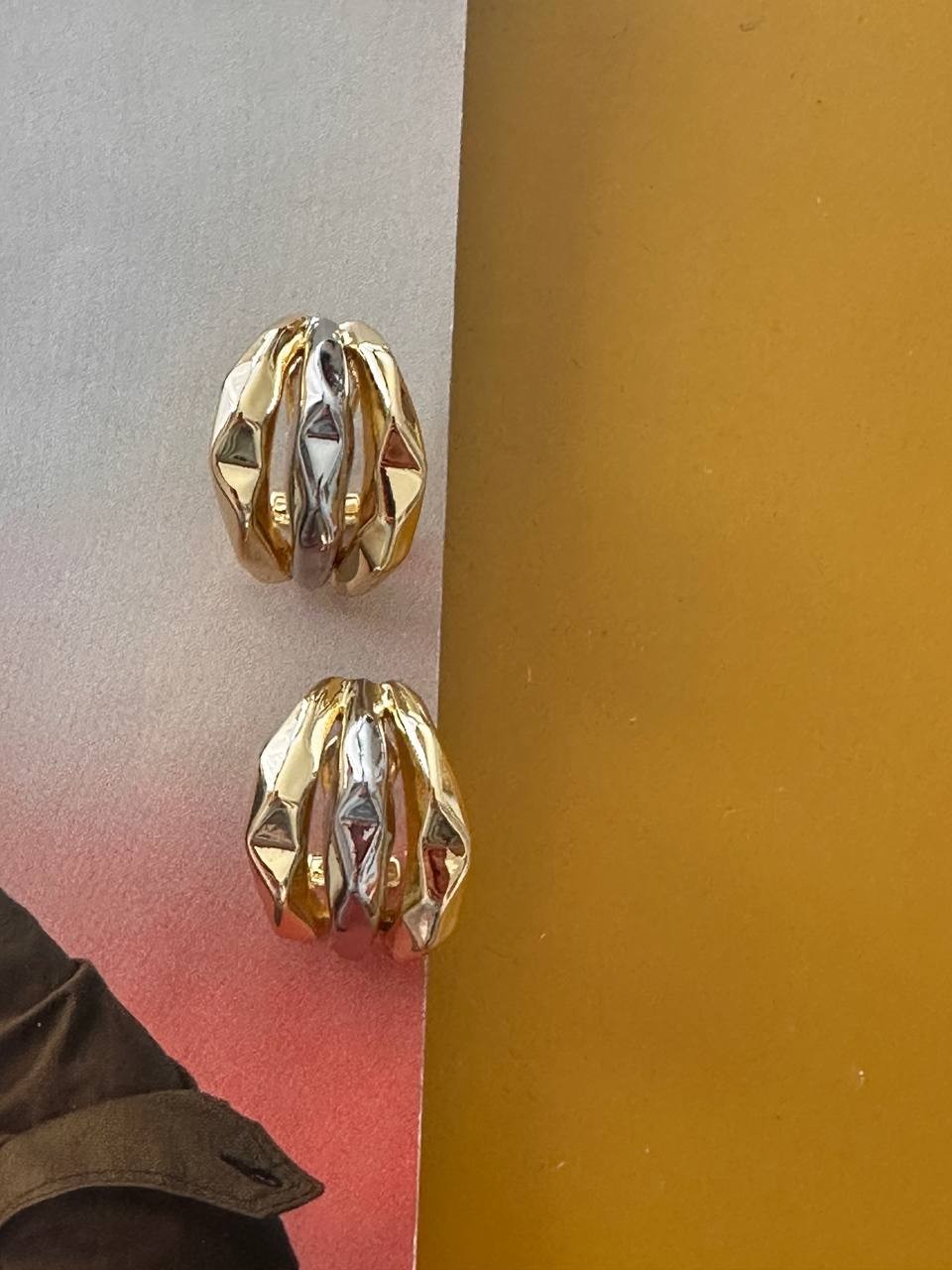 Vip Çelik Gold ve Gümüş Renk Premium Seri 3 Sıra Özel Tasarım Küpe Genişlik 2 cm. Uzunluk 2,5 cm.