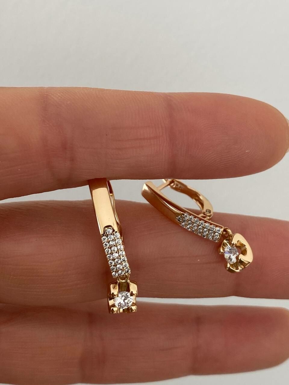 Vip Çelik Gold Renk Zirkon Taşlı Antialerjik Oval Halka Küpe Genişlik 1 cm. Uzunluk 2 cm.