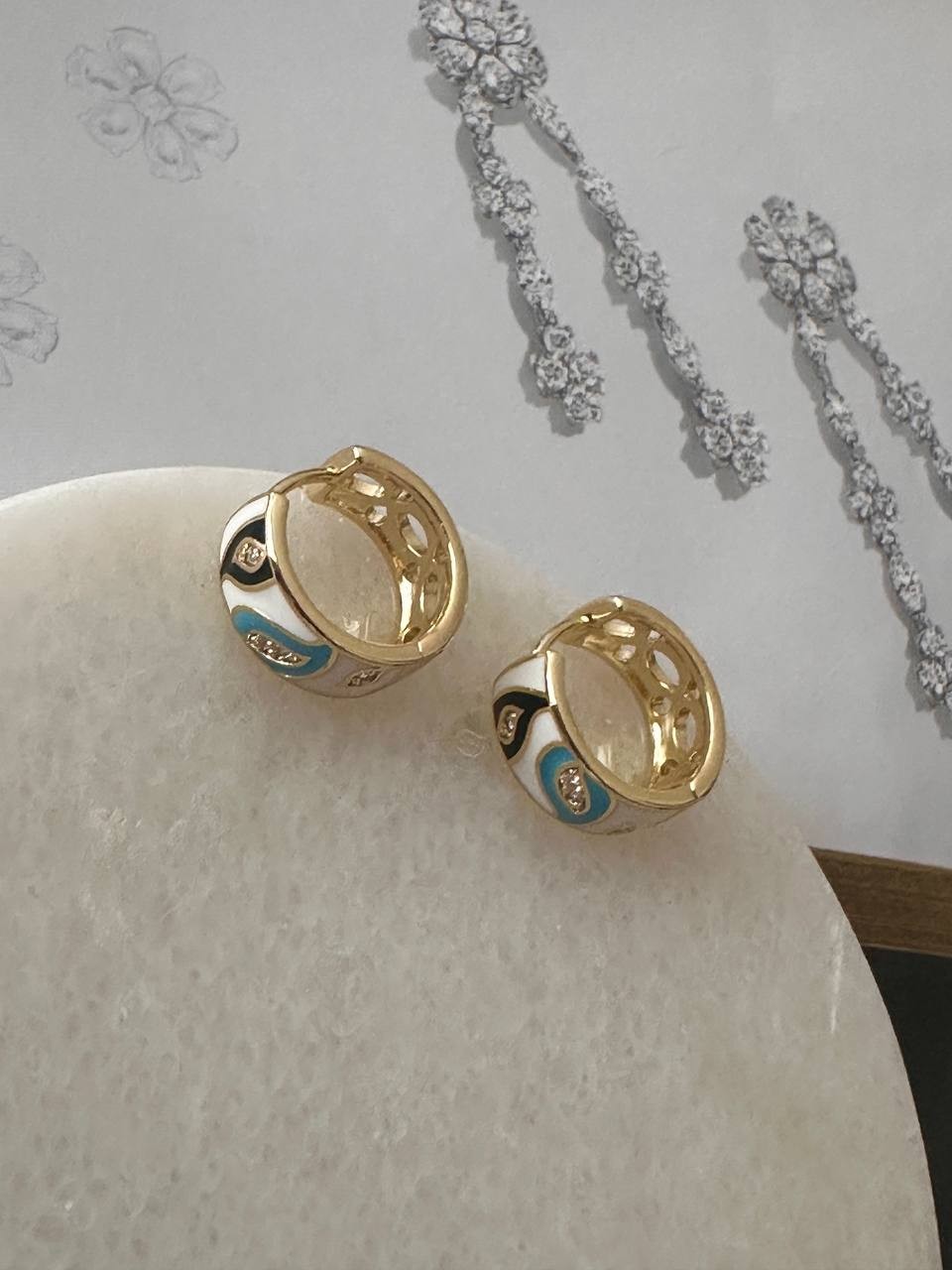 Vip Çelik Gold Renk Zirkon Taşlı Renkli Mineli Lazer Kesim Antialerjik Halka Küpe Genişlik 1,5 cm. Kalınlık 7 mm.