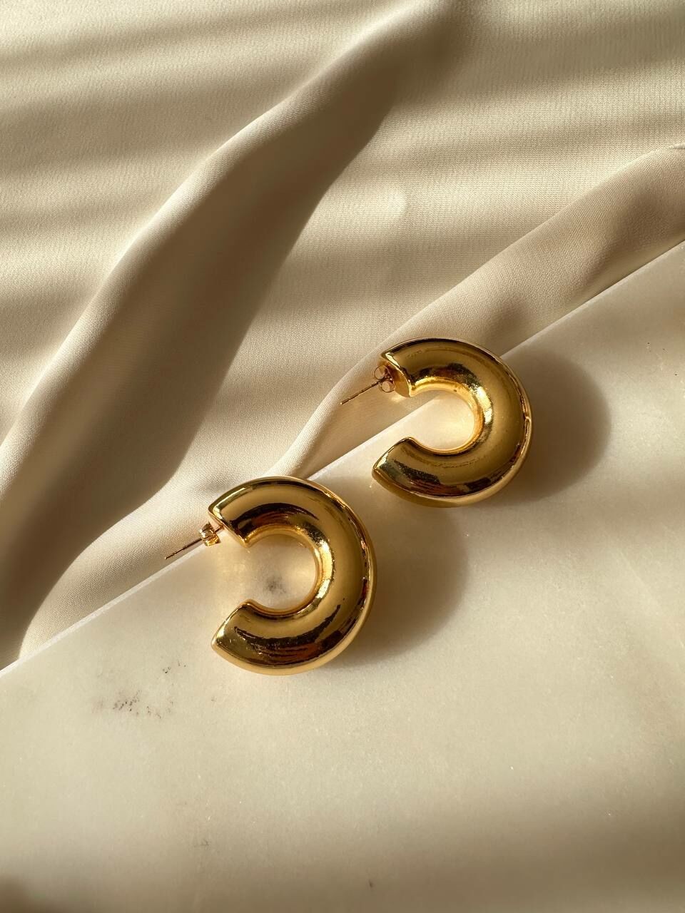 Gold Renk Paslanmaz Çelik Boru Yarım Halka Küpe Kalınlık 1 cm. Genişlik 2 cm.