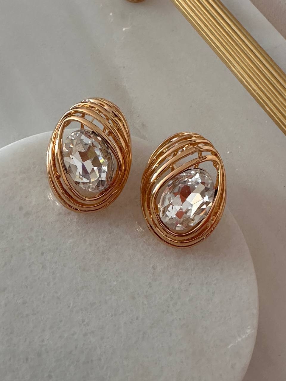 Vip Seri Gold Renk Rodyum Kaplama Zirkon Taşlı Tasarım Küpe Genişlik 2,5 cm. Uzunluk 3,5 cm.