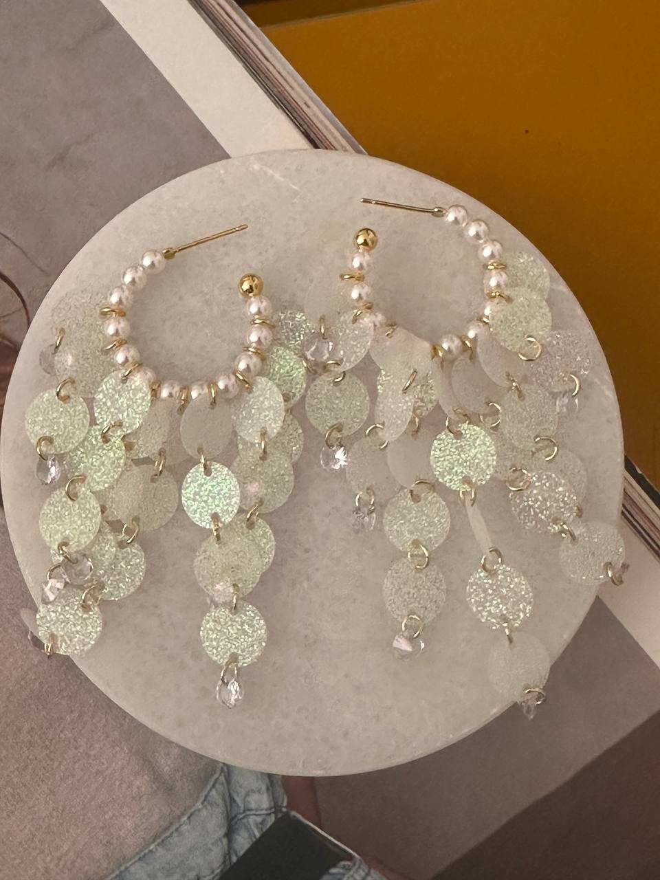 Vip Seri Gold Renk Yanar Döner Pul Simli İncili ve Kristal Taşlı Tasarım Küpe Genişlik 2,5 cm. Uzunluk 7,5 cm.