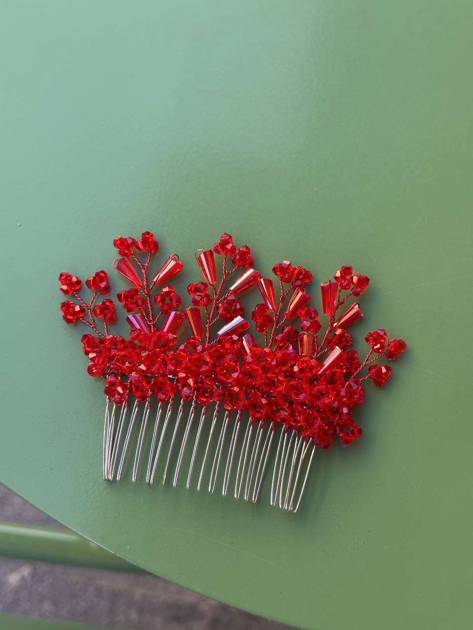 Gümüş Renk Kırmızı Renk Kristal Taşlı Saç Aksesuarı Genişlik 12 cm. Uzunluk 8 cm.