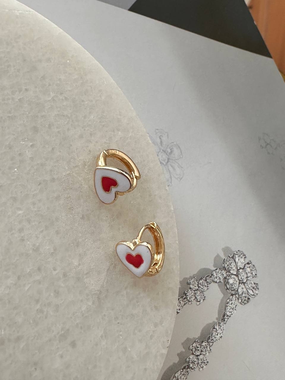 Gold Renk Mineli Kırmızı Beyaz Kalp Figürlü Özel Seri Çocuk Halka Küpe Genişlik 1 cm.