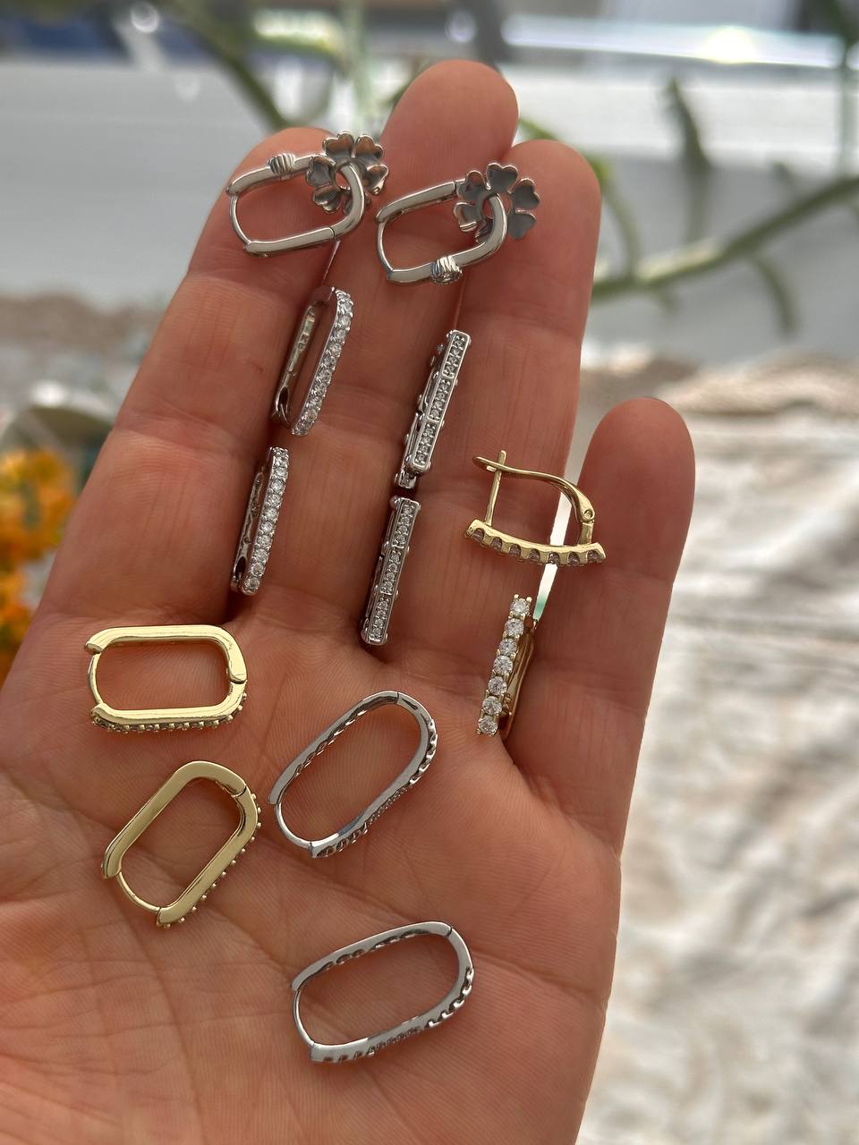 Vip Çelik Gümüş Renk Zirkon Taşlı Dikdörtgen Küpe Genişlik 1,3 cm. Uzunluk 1,7 cm.