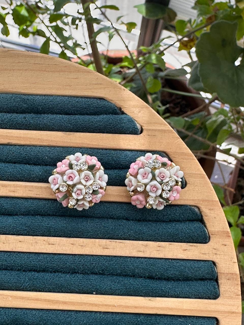 Gold Renk Rodyum Kaplama Zirkon Taşlı Pembe ve Krem Rengi Çiçek Tasarım Küpe En Boy 2 cm.