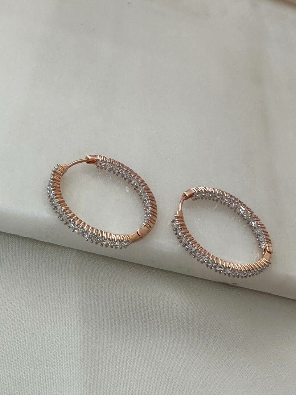 Vip Çelik Gold Renk Zirkon Dıştan İçten Taşlı Lazer Kesim Antialerjik Halka Küpe Genişlik 3,5 cm.