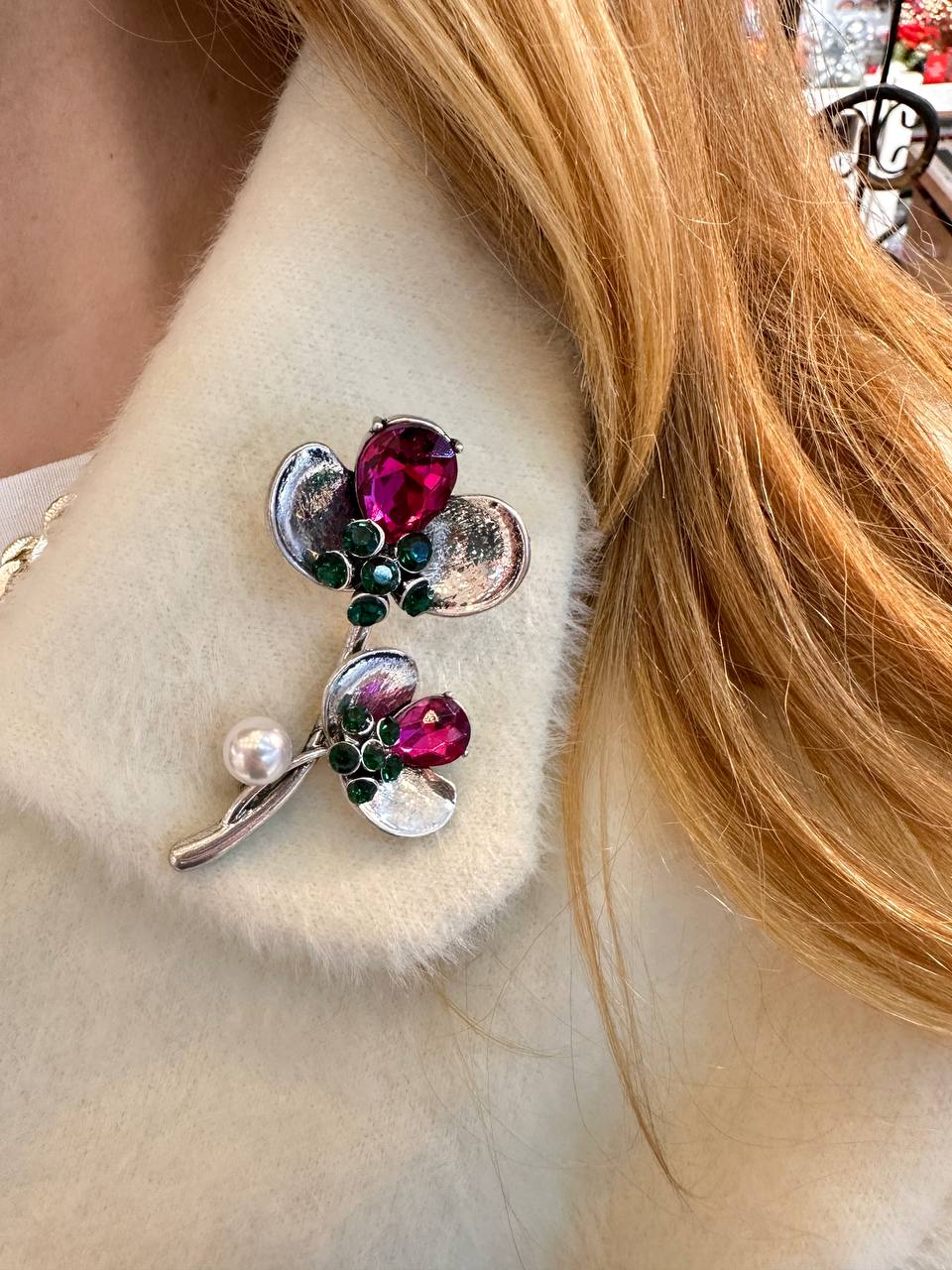 Metal Gümüş Renk Kristal Renkli Taşlı İnci Detaylı Çiçek Figürlü Broş / Yaka İğnesi Uzunluk 7 cm.