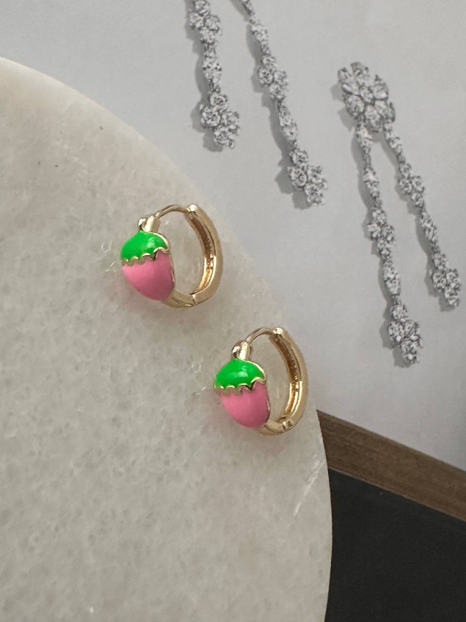 Vip Çelik Gold Renk Pembe ve Yeşil Mineli Çile Figürlü Antialerjik Halka Küpe Genişlik 1 cm.