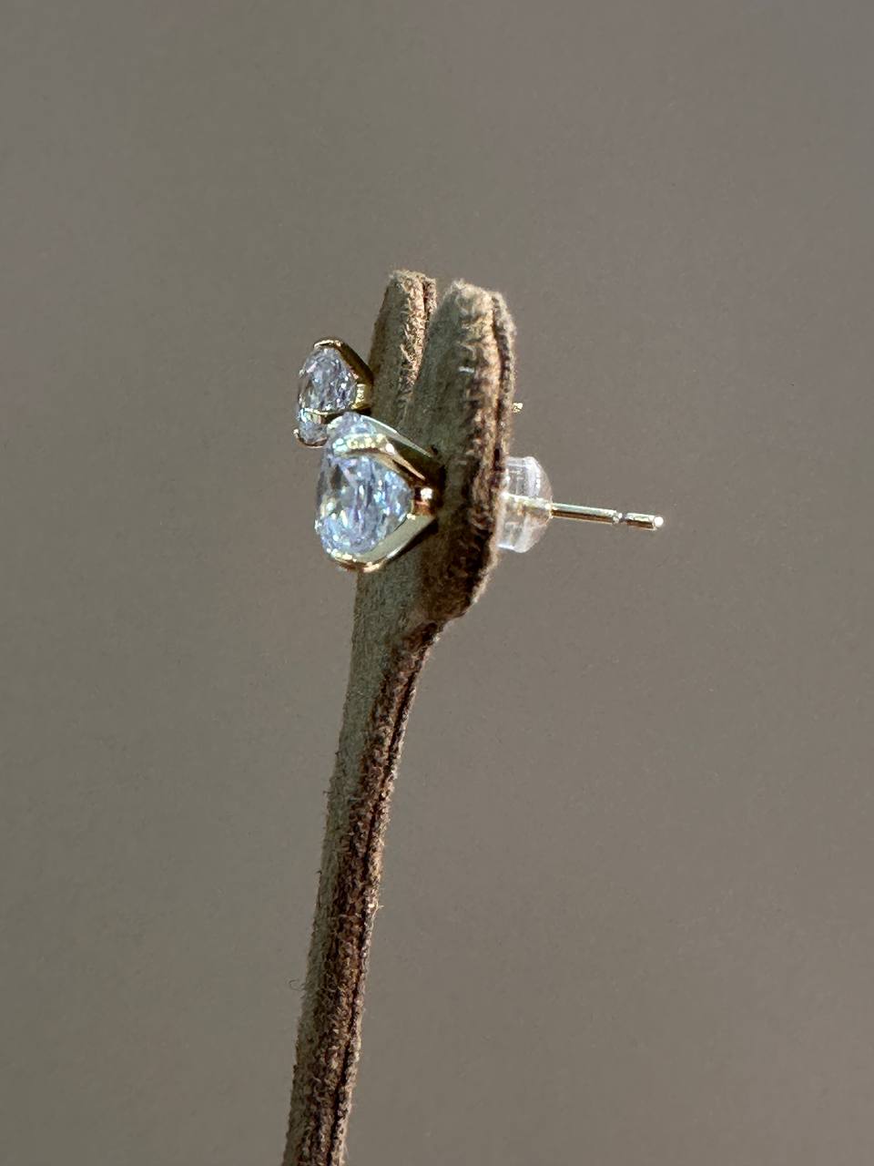 Vip Seri 925 K Gümüş Kaplama Gold Renk Kubik Zirkon Tek Taş Küpe Genişlik 8 mm.