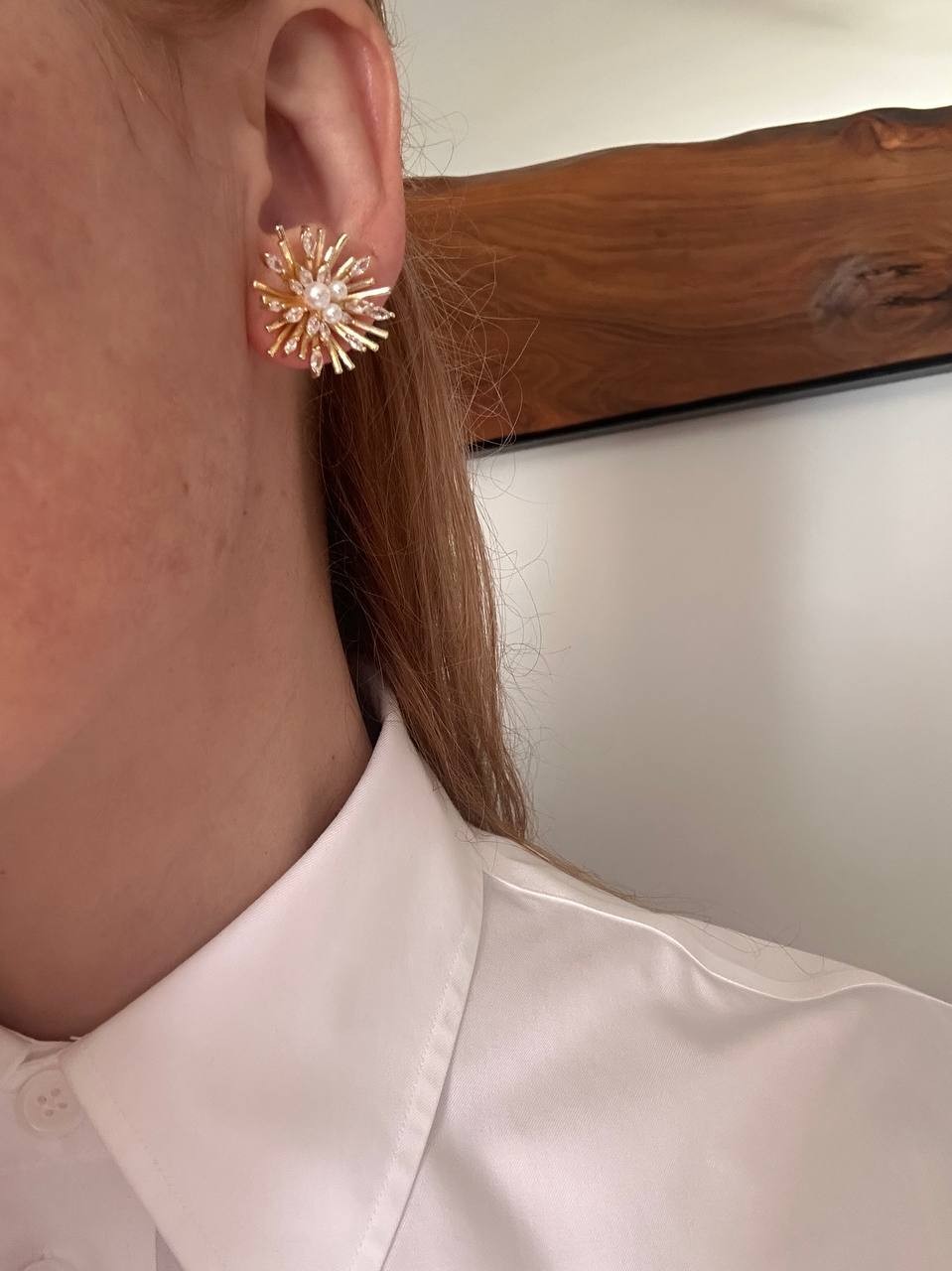 Gold Renk 925 K Gümüş Kaplama Zirkon Taş ve İnci Detaylı Tasarım Küpe En Boy 2 cm.
