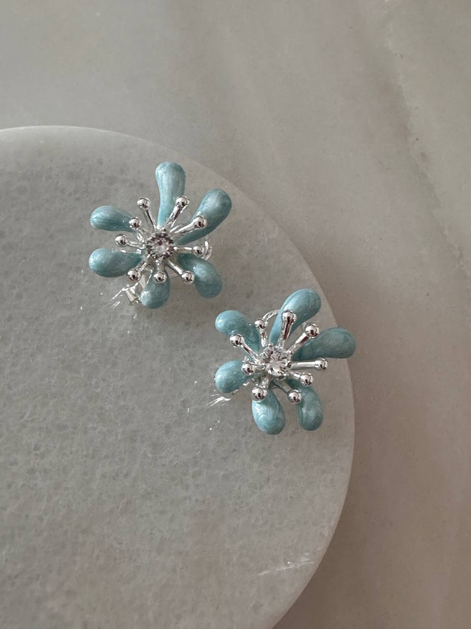 Gümüş Renk 925 K Gümüş Kaplama Zirkon Taşlı Turkuaz Mineli Çiçek Tasarım Küpe En Boy 2 cm.