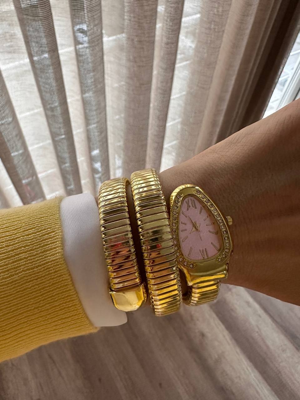 Gold Renk Kristal Taşlı Toz Pembe Kadranlı Yılan Tasarım Spiral Kadın Kol Saati