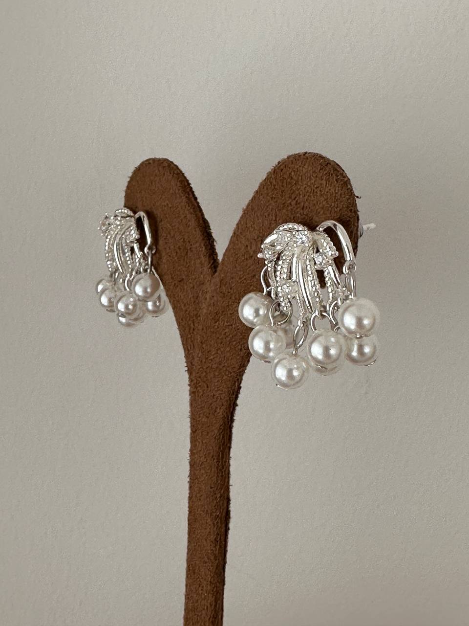 Vip Çelik Gümüş Renk Zirkon Taşlı Cam İnci Sallantılı Küpe Genişlik 2 cm. Uzunluk 2,5 cm.