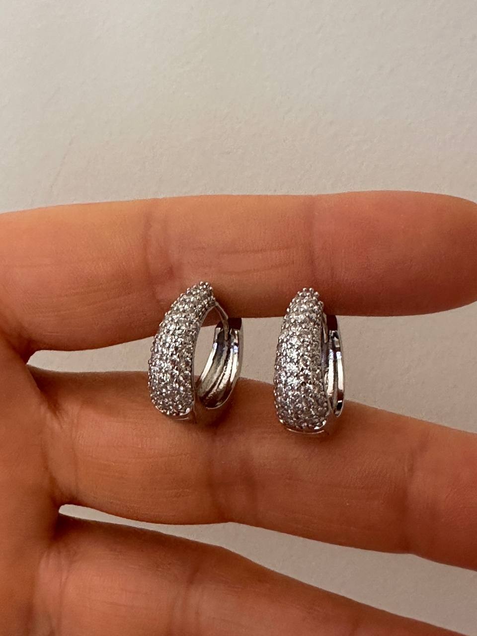 Vip Çelik Gümüş Renk 5 Sıra Zirkon Taşlı Antialerjik Bombeli Halka Küpe Genişlik 1,8 cm.