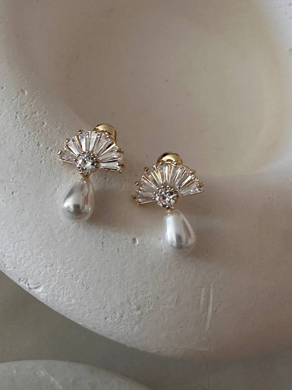 Vip Seri Gold Renk Zirkon Taşlı ve Damla İncili Rodyum Kaplama Küpe Genişlik 1,3 cm. Uzunluk 1,5 cm.