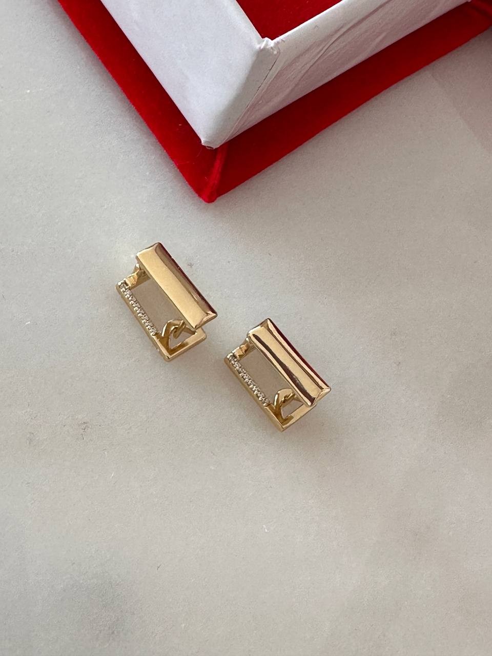 Vip Çelik Gold Renk Zirkon İçten Taşlı Antialerjik Dikdörtgen Küpe Genişlik 1 cm. Uzunluk 1,5 cm.