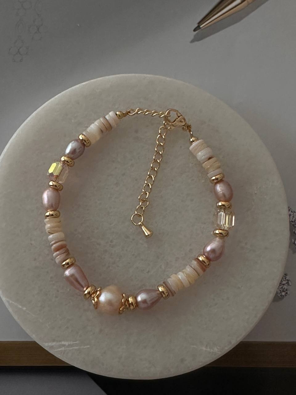 Vip Çelik Gold Renk Orijinal Doğal Pudra Renk İnci ve Kristal Renkli Taşlı Bileklik Uzunluk Min. 17 cm. Max. 22 cm.