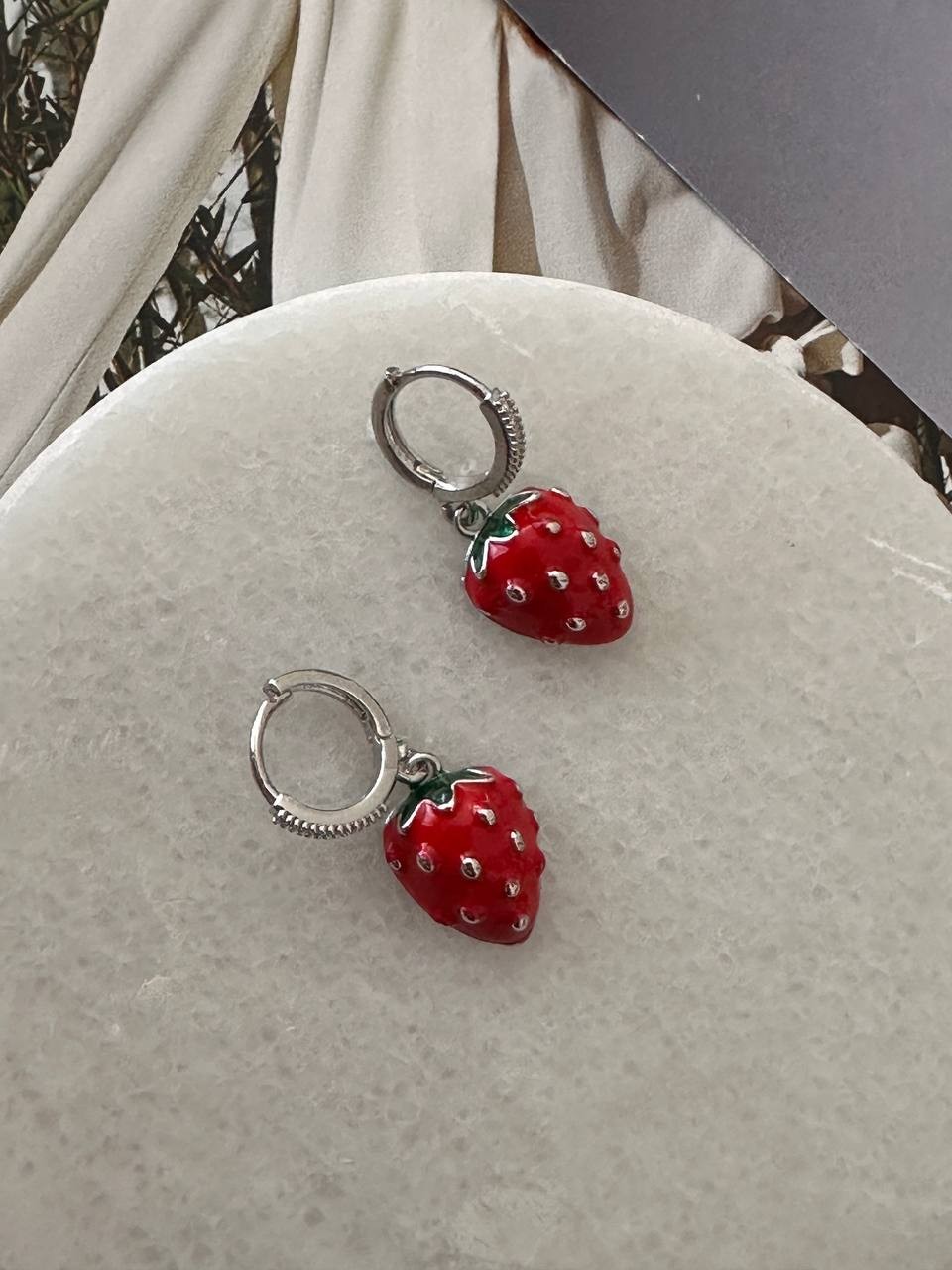 Gümüş Renk Rodyum Kaplama Zirkon Taşlı Çilek Sallantılı Halka Küpe Genişlik 1,3 cm. Uzunluk 3 cm.