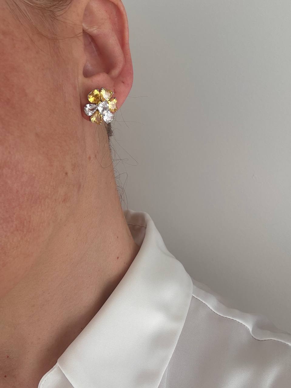 Vip Seri Gümüş Renk 925 K Gümüş Kaplama Zirkon Beyaz ve Sarı Taşlı Çiçek Figürlü Küpe Genişlik 1,5 cm.