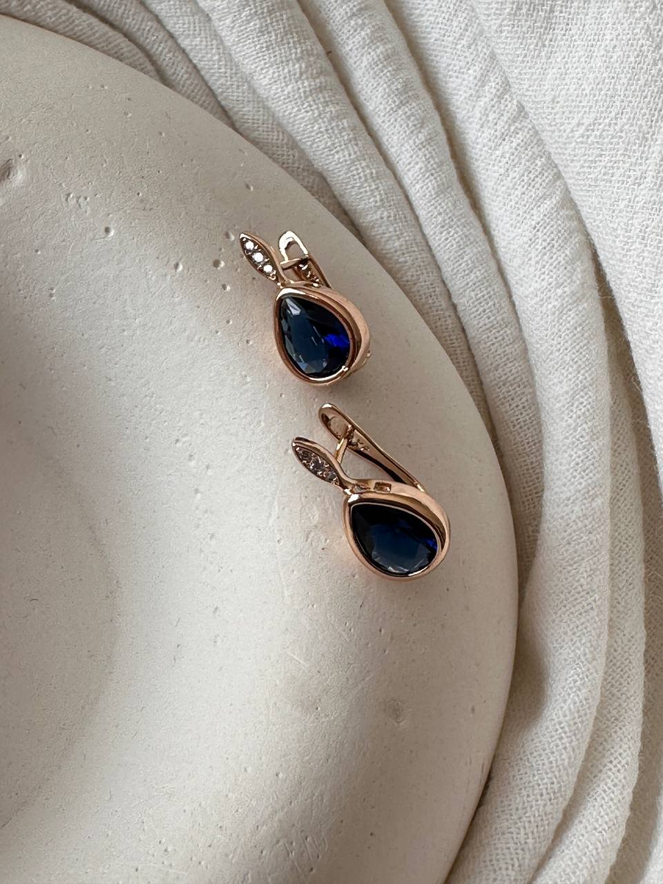 Vip Çelik Gold Renk Zirkon Beyaz ve Gece Mavisi Taşlı Antialerjik Oval Halka Küpe Genişlik 1 cm.