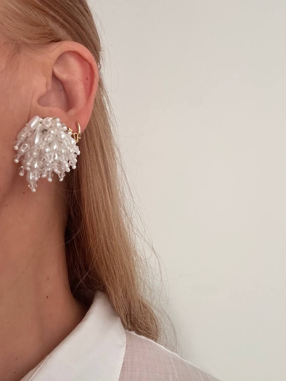 Vip Seri Gold Renk Rodyum Kaplama Kristal Taş ve Saçaklı İnci Küpe Genişlik 3 cm.