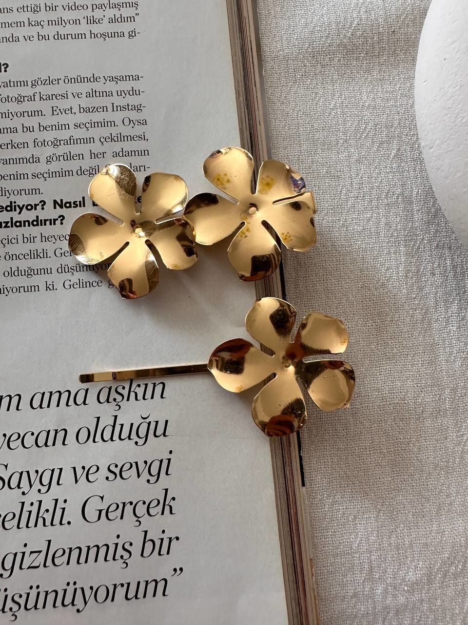 Gold Renk Çiçek Figürlü 2'li Biri Pens Diğeri Firkete Toka Uzunluk 6 cm.