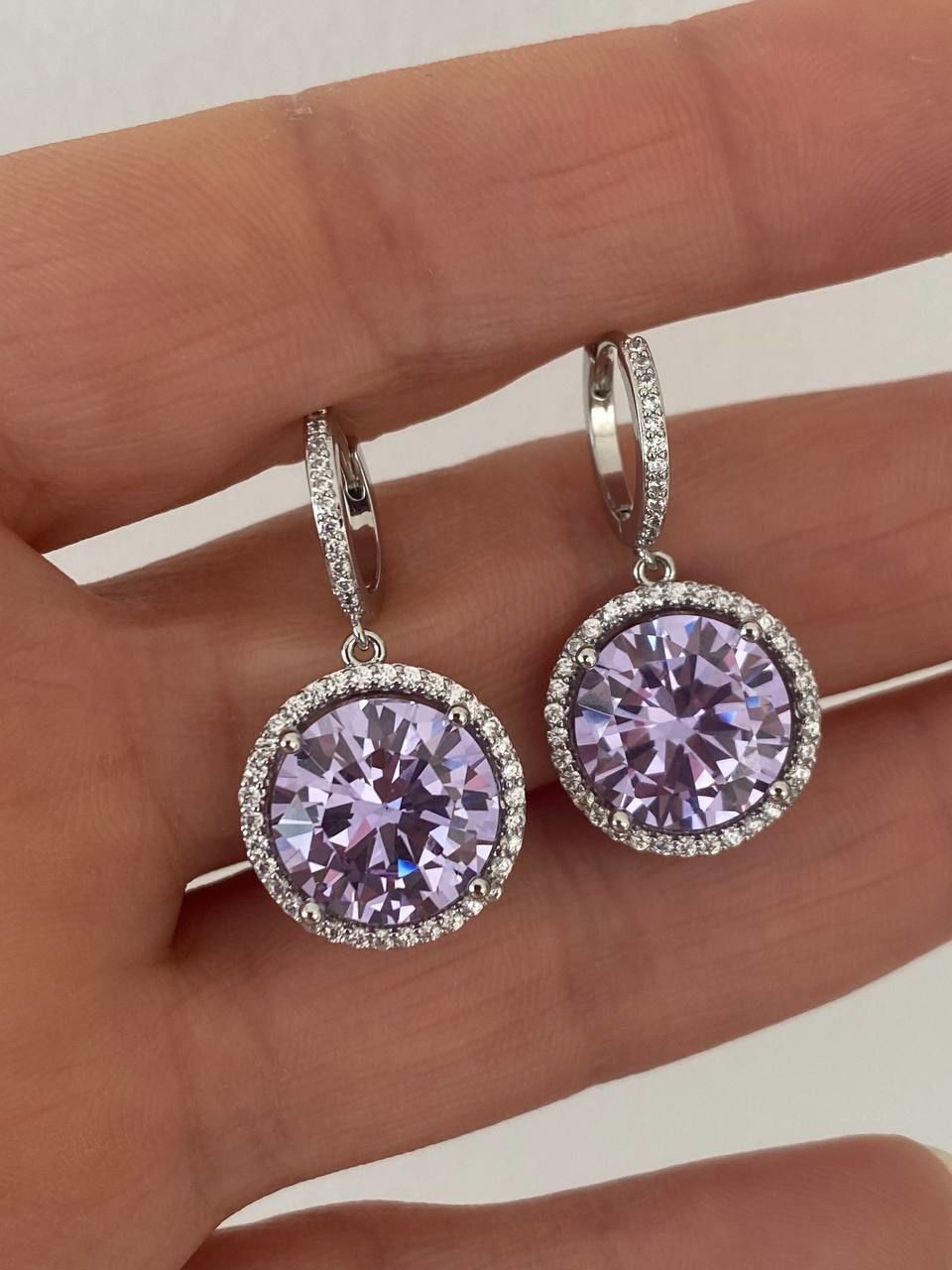 Vip Çelik Platin Renk Lila Zirkon Taş Sallantılı Antialerjik Halka Küpe Genişlik 1,5 cm. Uzunluk 2,5 cm.
