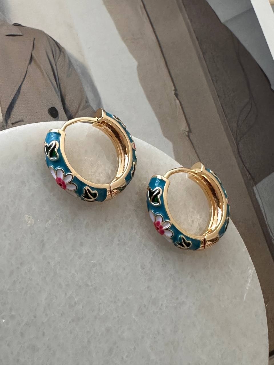Gold Renk Rodyum Kaplama Renkli Mineli Çiçek Figürlü Halka Küpe Genişlik 2 cm.