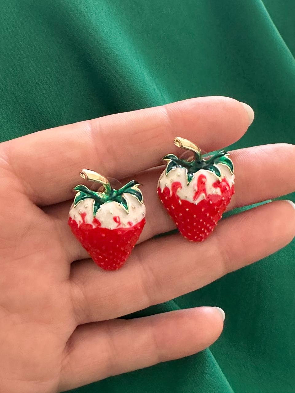 Gold Renk Rodyum Kaplama Renkli Mineli Çilek Figürlü Küpe Genişlik 2 cm. Uzunluk 3 cm.