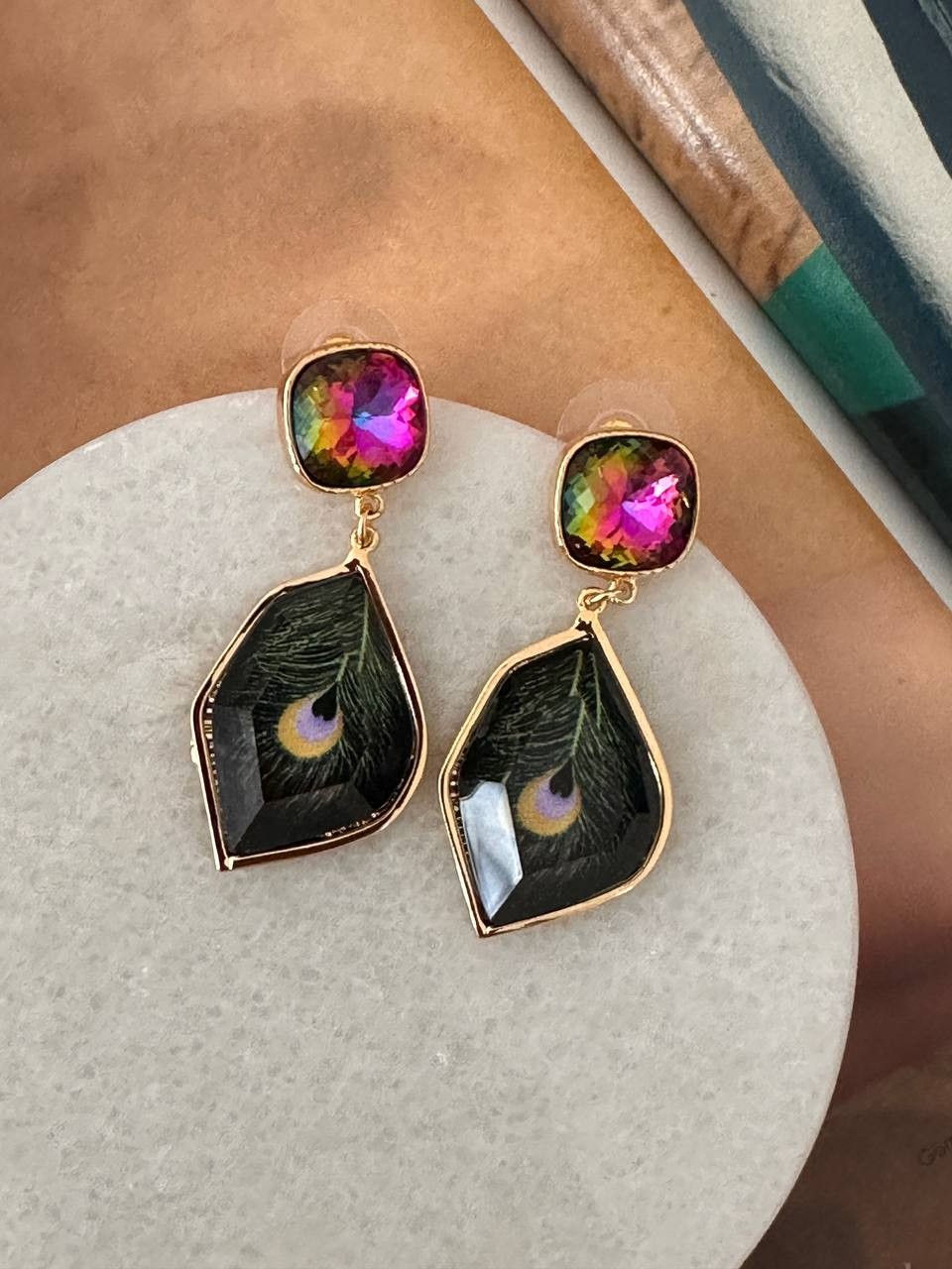Gold Renk 925 K Gümüş Kaplama Neon Renk Taşlı Sallantılı Küpe Uzunluk 4,5 cm.