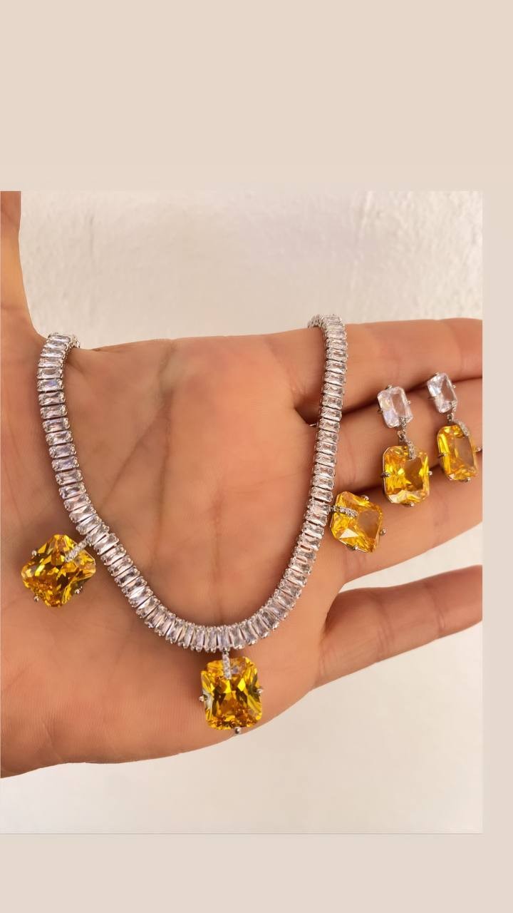 Vip Çelik Platin Renk Zirkon Baget Taş ve Sarı Zirkon Baget Taş Detaylı Antialerjik Kolye Küpe Set Takım Kolye 40 cm. Küpe 2 cm.