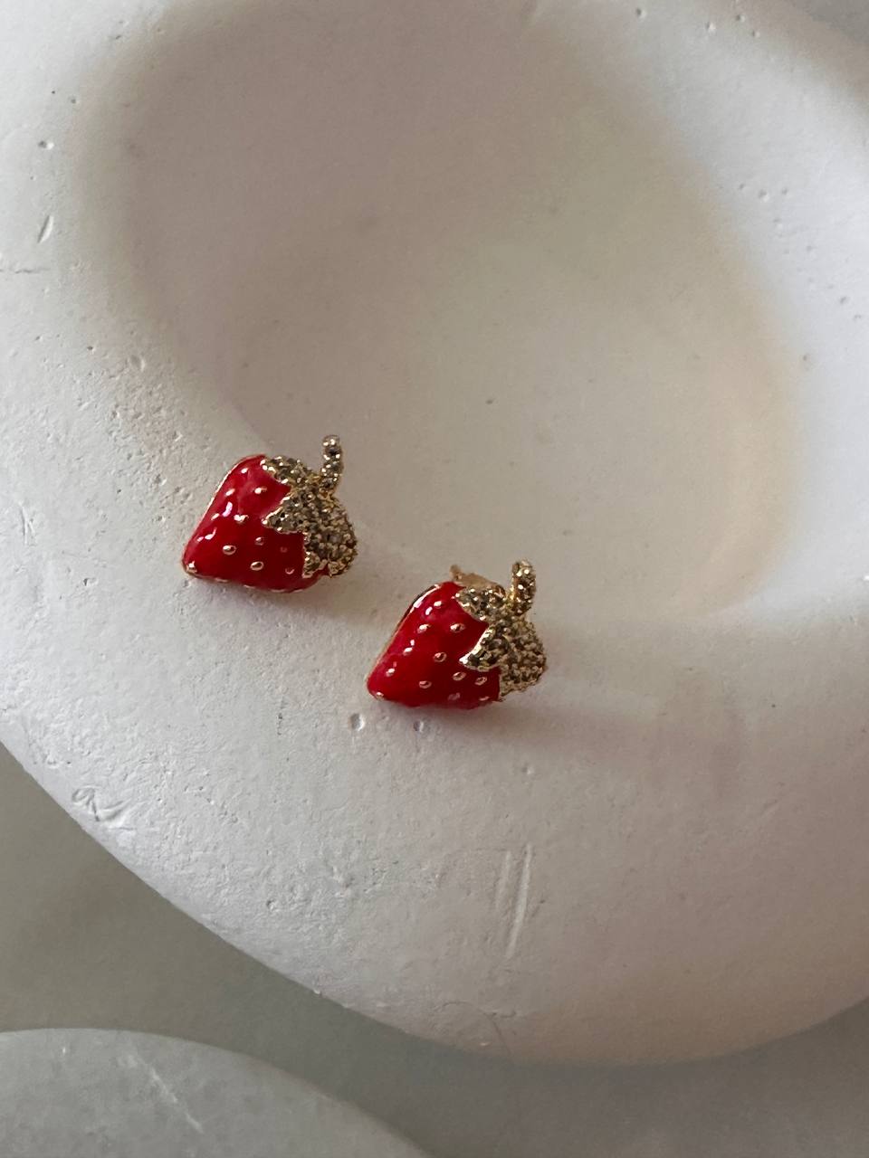 Vip Seri Gold Renk Zirkon Taşlı Çilek Tasarım Rodyum Kaplama Küpe En Boy 1,2 cm.