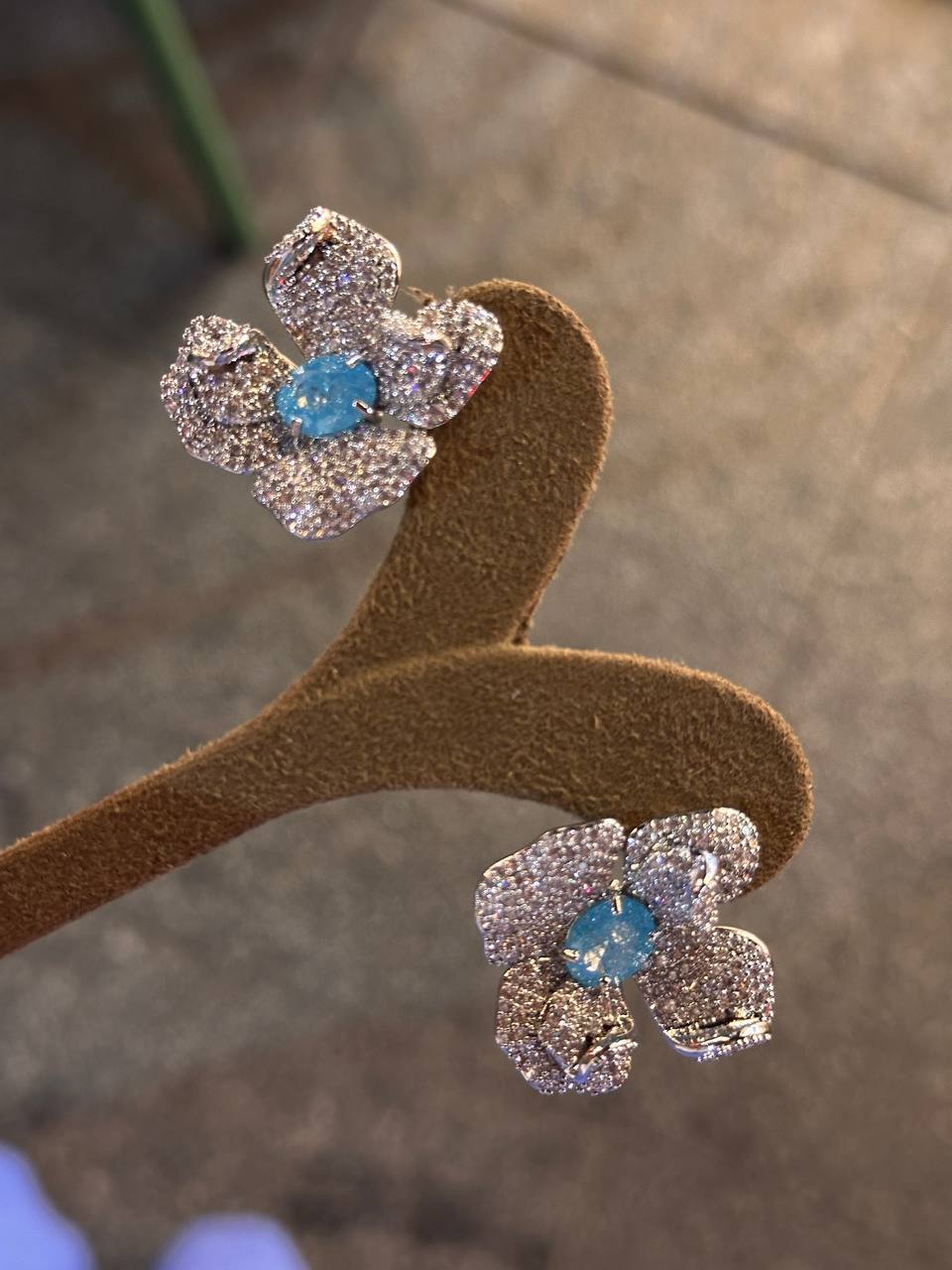 Vip Seri Gümüş Renk Zirkon Beyaz ve Turkuaz Taşlı Çiçek Figürlü Özel Tasarım Küpe En Boy 3 cm.