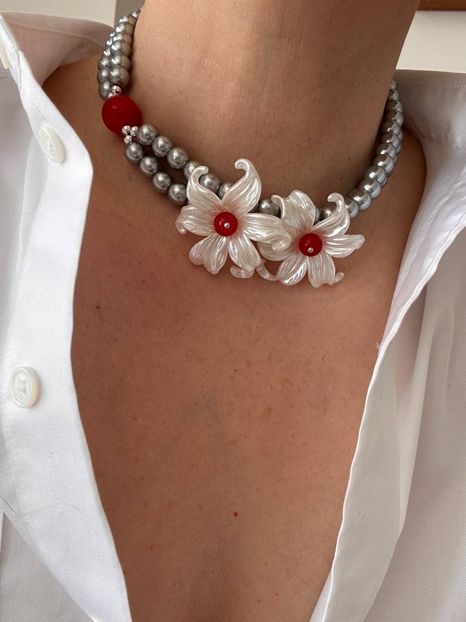 Gümüş Renk Rodyum Kaplama Kırmızı Beyaz Akrilik Çiçek Figürlü Choker Kolye Uzunluk 34 cm. 41 cm.