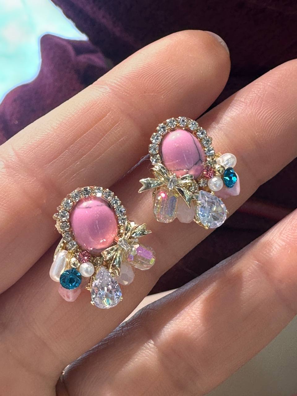 Vip Seri Gold Renk Kristal Renkli Taşlı Küpe Genişlik 1,5 cm. Uzunluk 2 cm.