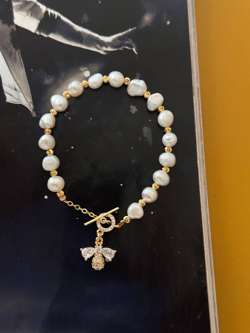 Vip Çelik Gold Renk Zirkon Taş ve Orijinal Doğal İnci Arı Figürlü Bileklik Uzunluk 17 cm.
