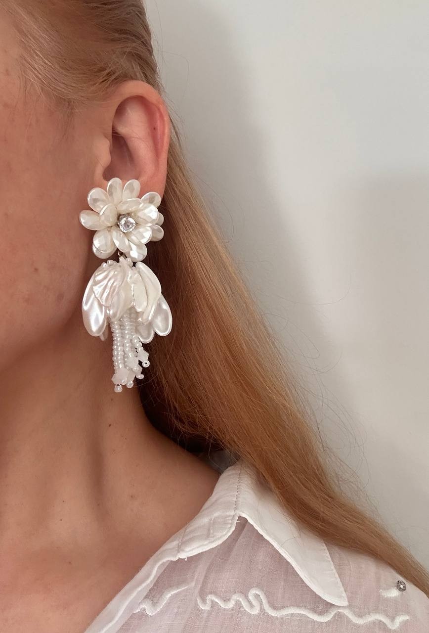 Vip Seri Gold Renk Zirkon Taşlı Rodyum Kaplama Akrilik Çiçek Tasarım Küpe Genişlik 3 cm. Uzunluk 7,5 cm.