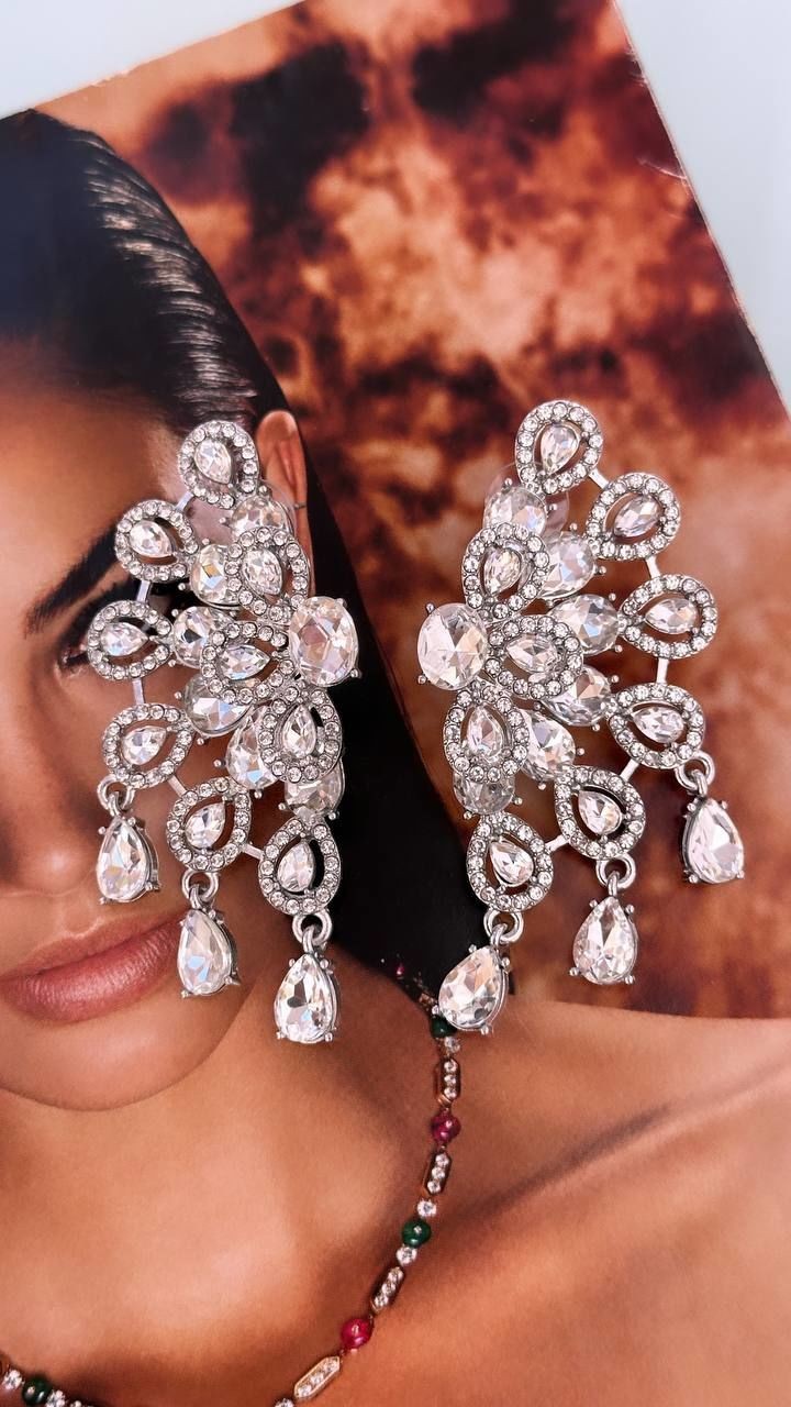 Gümüş Renk Rodyum Kaplama Kristal Taşlı Özel Tasarım Çiçek Figürlü Küpe Genişlik 3,5 cm. Uzunluk 7 cm.