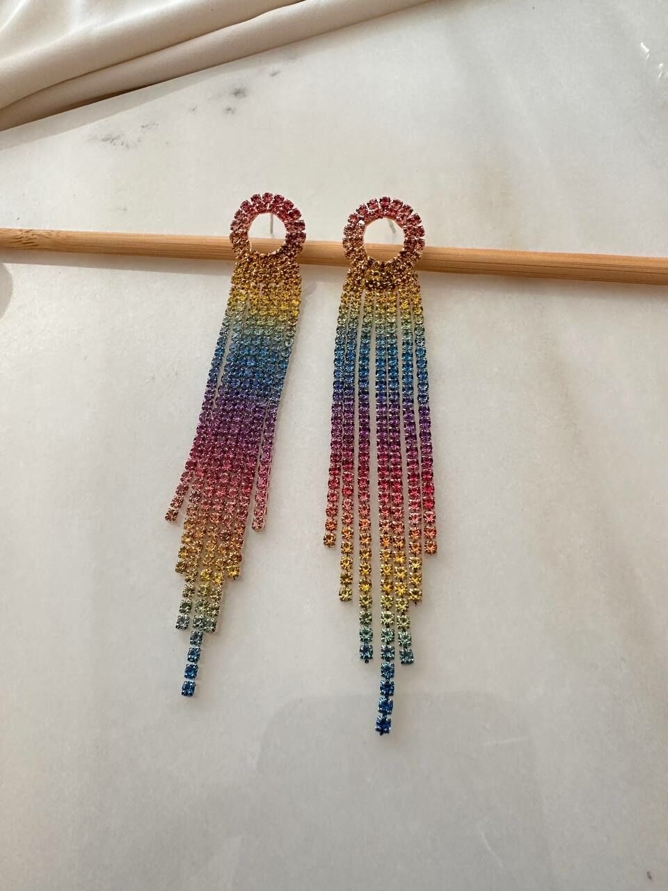 Rodyum Kaplama Renkli Kristal Taşlı Sallantılı Küpe Uzunluk 10 cm. Genişlik 2 cm.