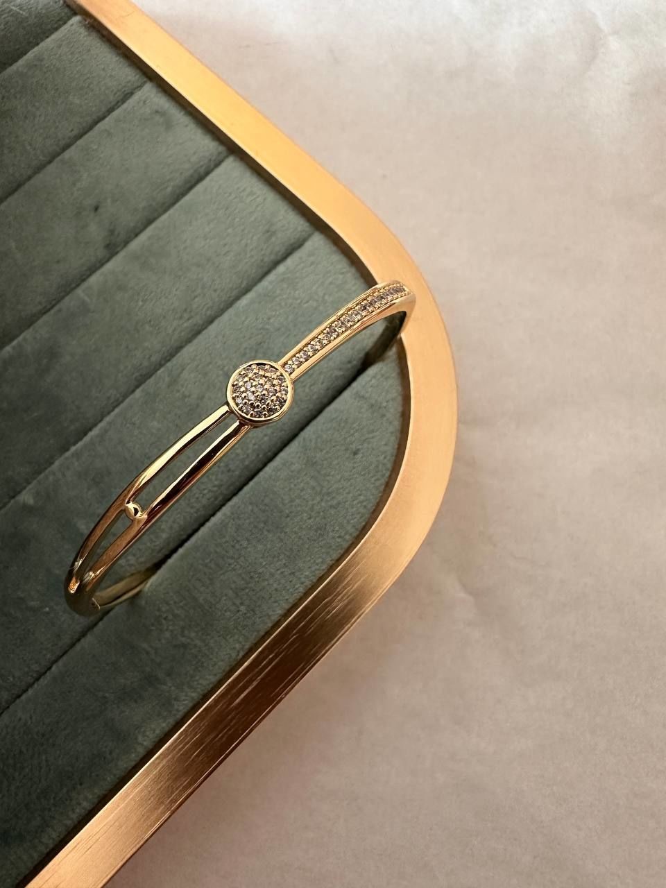 Vip Çelik 14 K Gold Renk Zirkon Taş Antialerjik Kelepçe Bileklik Genişlik 6 cm.