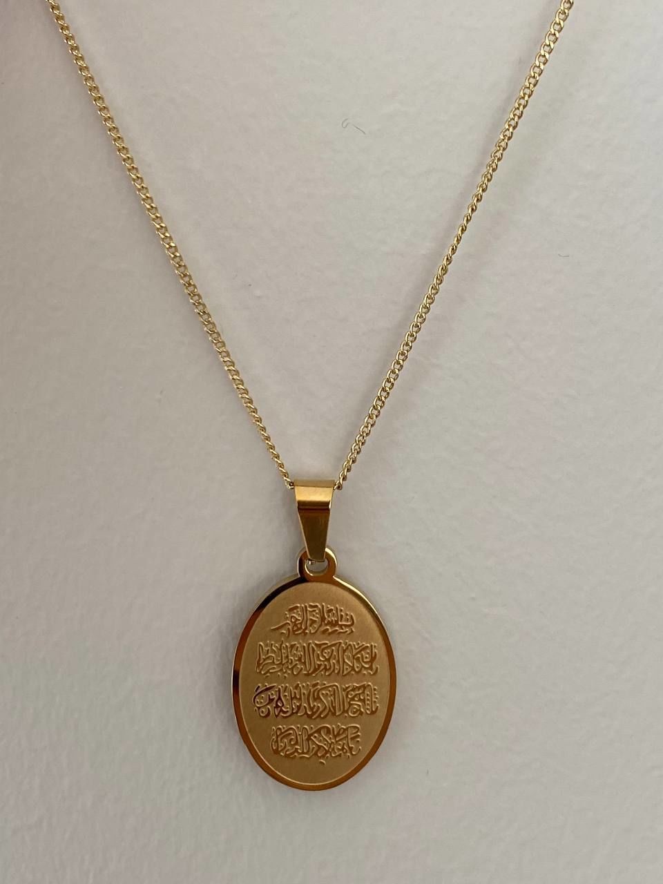 Vip Çelik 14 Ayar Altın Rengi Nazar Duası Yazılı Oval Plaka Kolye Uzunluk 43 cm. Uç Uzunluk 2,5 cm.