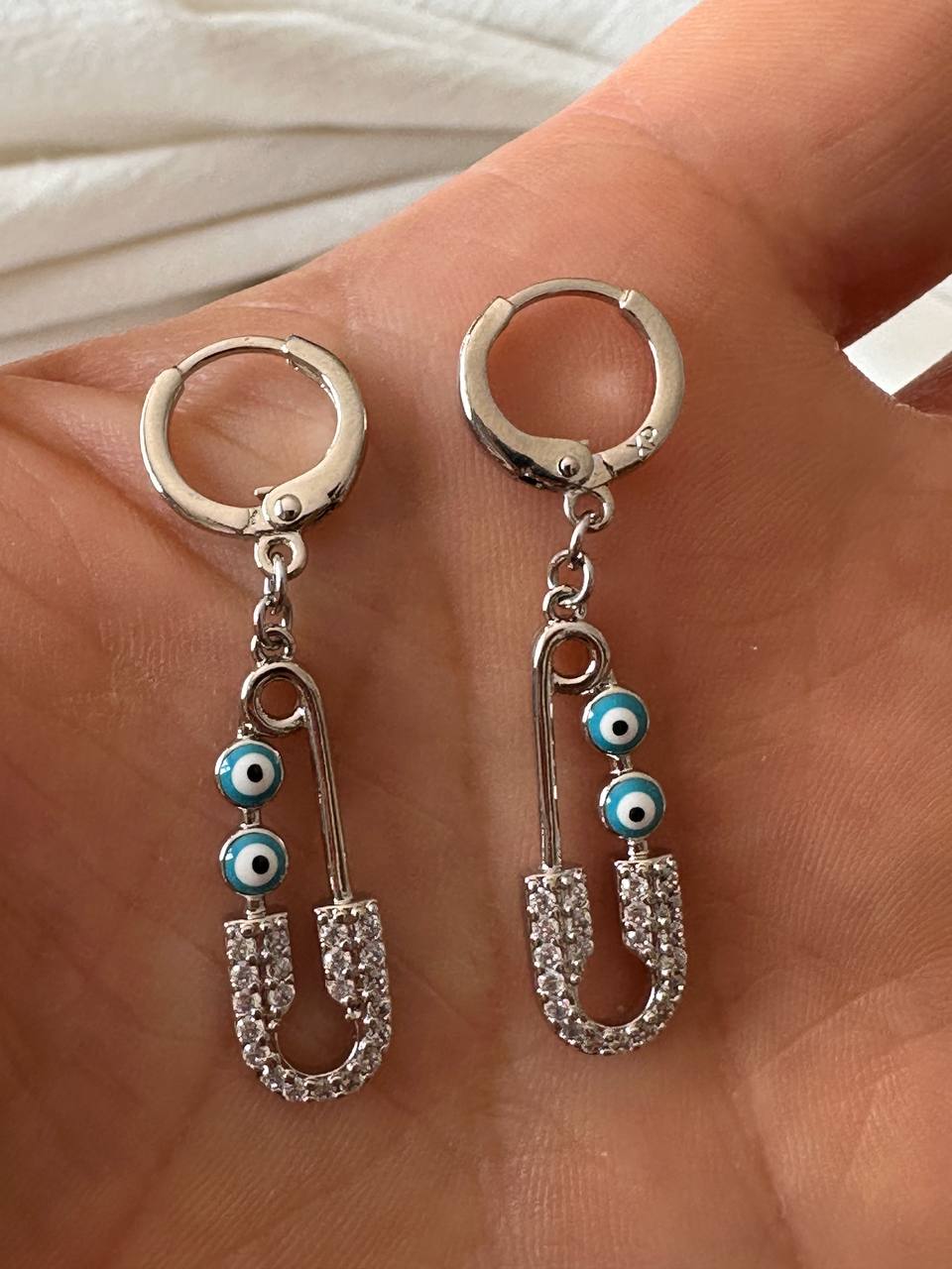 Vip Çelik Gümüş Renk Zirkon Taşlı Göz Boncuklu Çatal İğne Figürlü Antialerjik Küpe Uzunluk 4 cm.